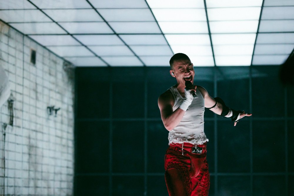 Olly_Alexander_rehearsing_Dizzy_for_United_Kingdom_at_the_Second_Rehearsal_of_the_Grand_Final_at_Malmo_Arena.jpg